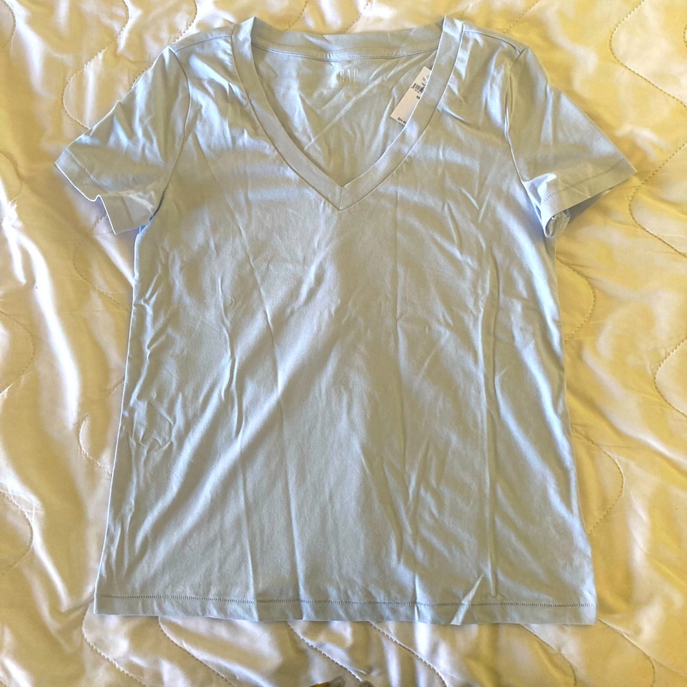 NWT Gap V-Neck T-Shirt